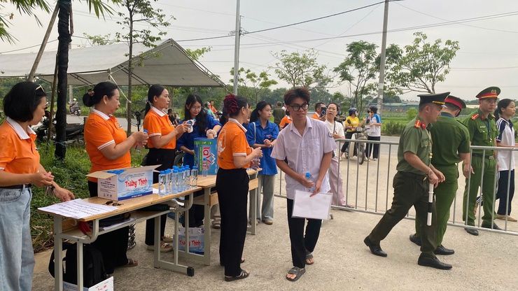 Ấm áp chương trình” Suất cơm tình nguyện – tiếp sức mùa thi” tại Điểm thi Trường THPT Minh Hà- Ảnh 2.