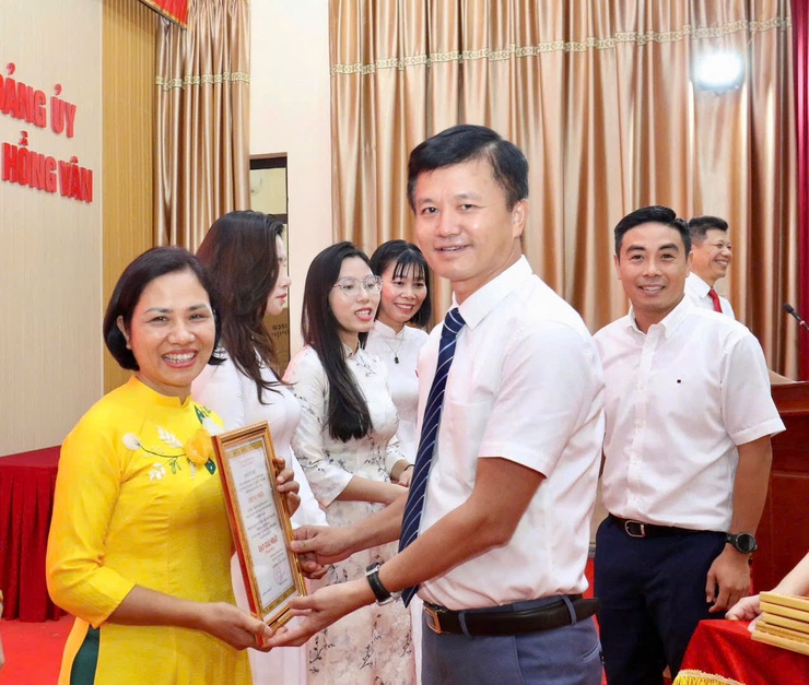 Xã Hồng Vân sơ kết 01 năm thực hiện mô hình chính quyền địa phương 2 cấp và trao giải cuộc thi chính luận về bảo vệ nền tảng tư tưởng của Đảng năm 2026- Ảnh 9.