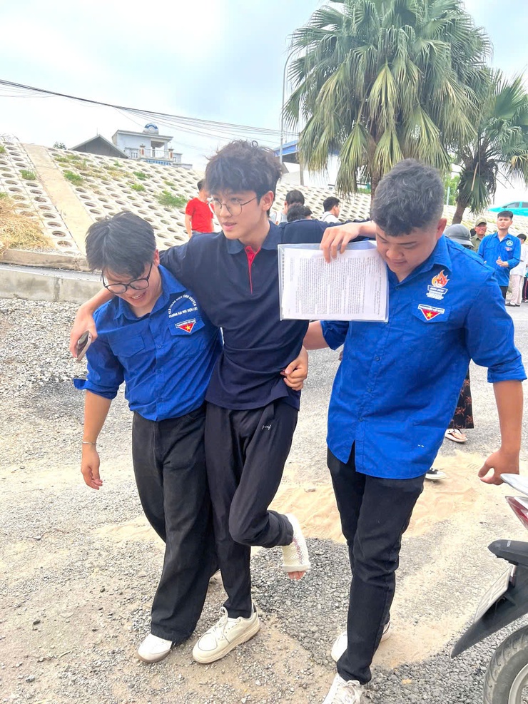 Tuổi trẻ Yên Nghĩa tích cực tham gia tiếp sức kỳ thi tốt nghiệp THPT năm 2026
- Ảnh 1.