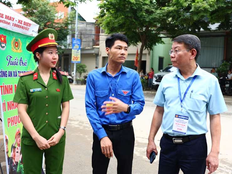 THẠCH THẤT: HƠN 100 TÌNH NGUYỆN VIÊN ĐỒNG HÀNH CÙNG THÍ SINH TRONG NGÀY THI ĐẦU TIÊN- Ảnh 1.