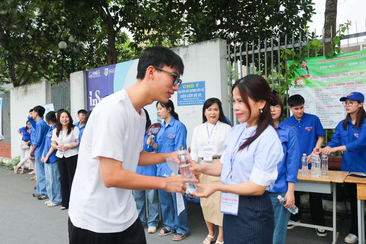 HƠN 1.680 THÍ SINH XÃ QUỐC OAI TỰ TIN BƯỚC VÀO NGÀY THI ĐẦU TIÊN KỲ THI TỐT NGHIỆP THPT NĂM 2026- Ảnh 5.