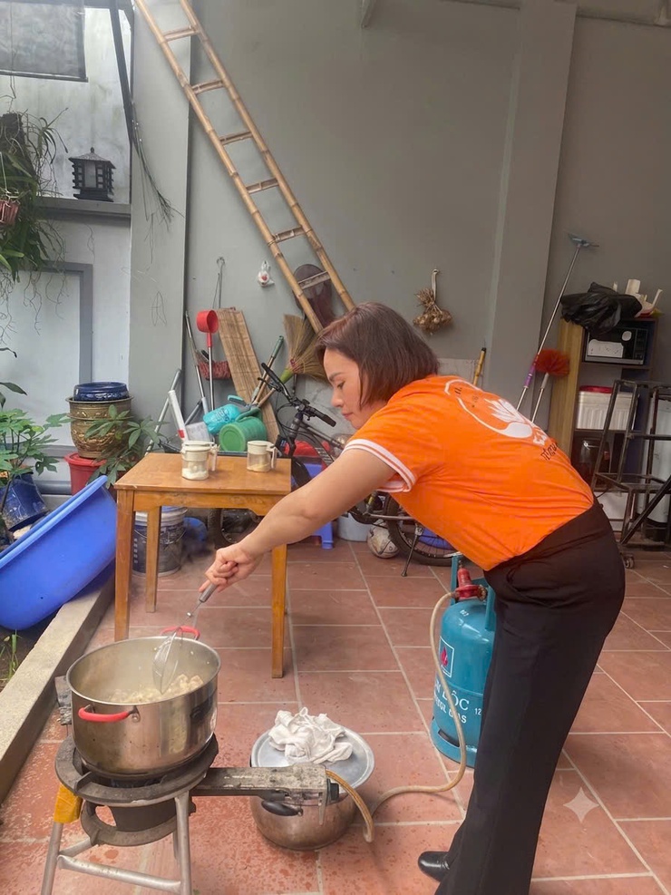 Ấm áp chương trình” Suất cơm tình nguyện – tiếp sức mùa thi” tại Điểm thi Trường THPT Minh Hà- Ảnh 3.