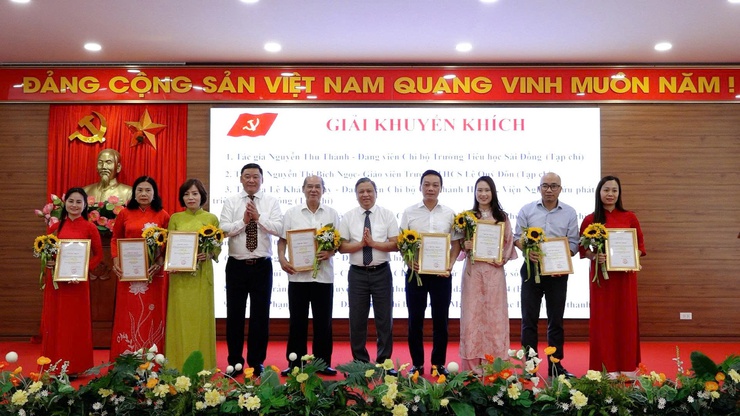 Phường Phúc Lợi trao giải Cuộc thi chính luận về bảo vệ nền tảng tư tưởng của Đảng lần thứ Sáu năm 2026- Ảnh 8.