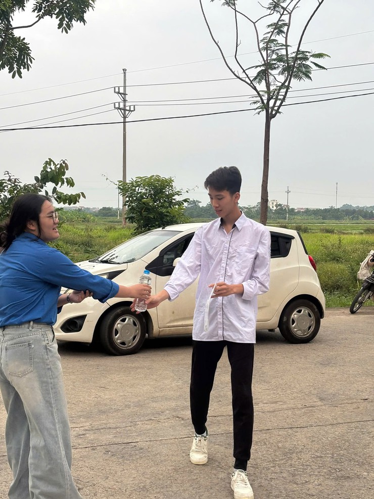 Gần 700 thí sinh tham dự kỳ thi tốt nghiệp THPT tại điểm thi trường THPT Phúc Thọ- Ảnh 2.