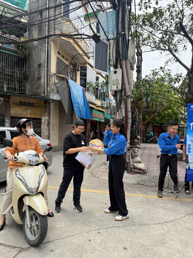 ĐỘI HÌNH TIẾP SỨC MÙA THI PHƯỜNG BẠCH MAI SẴN SÀNG ĐỒNG HÀNH CÙNG SĨ TỬ TRONG KỲ THI TỐT NGHIỆP THPT 2026- Ảnh 4.