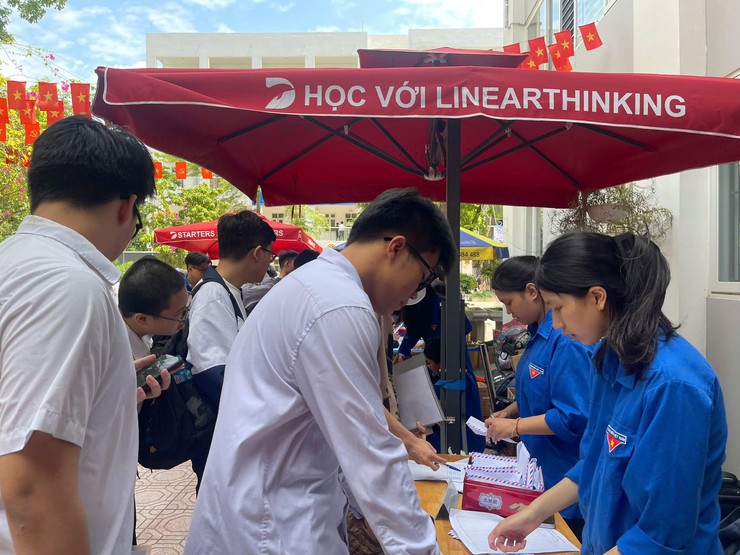 ĐỘI HÌNH TIẾP SỨC MÙA THI PHƯỜNG BẠCH MAI SẴN SÀNG ĐỒNG HÀNH CÙNG SĨ TỬ TRONG KỲ THI TỐT NGHIỆP THPT 2026- Ảnh 6.