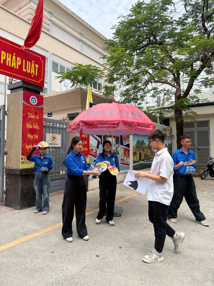 ĐỘI HÌNH TIẾP SỨC MÙA THI PHƯỜNG BẠCH MAI SẴN SÀNG ĐỒNG HÀNH CÙNG SĨ TỬ TRONG KỲ THI TỐT NGHIỆP THPT 2026- Ảnh 3.