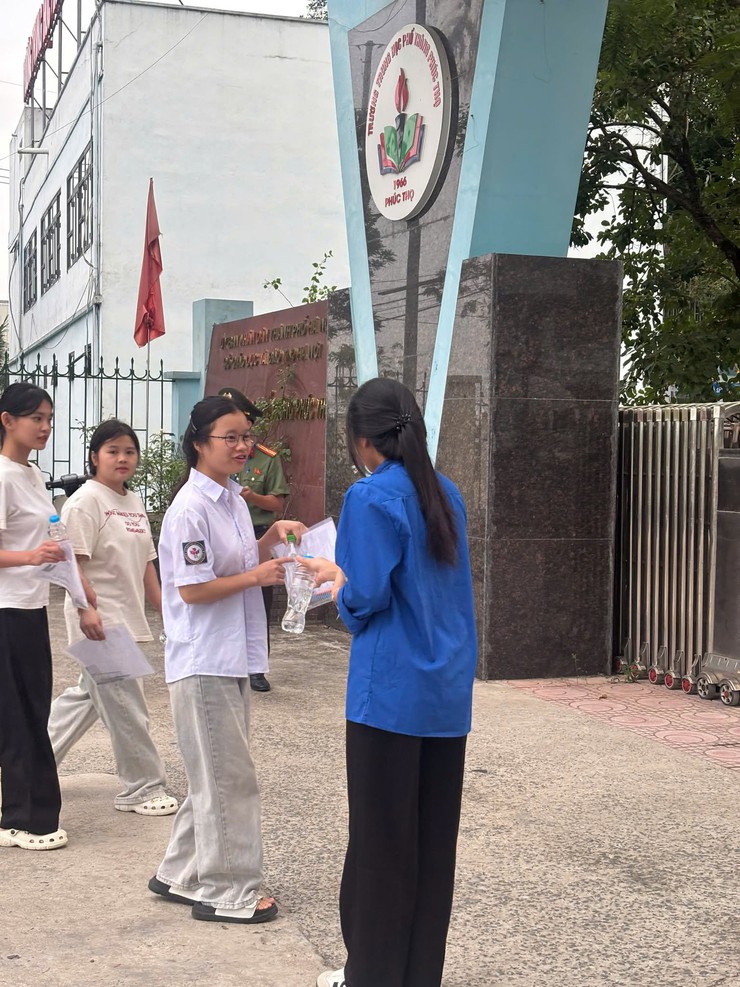 Gần 700 thí sinh tham dự kỳ thi tốt nghiệp THPT tại điểm thi trường THPT Phúc Thọ- Ảnh 3.