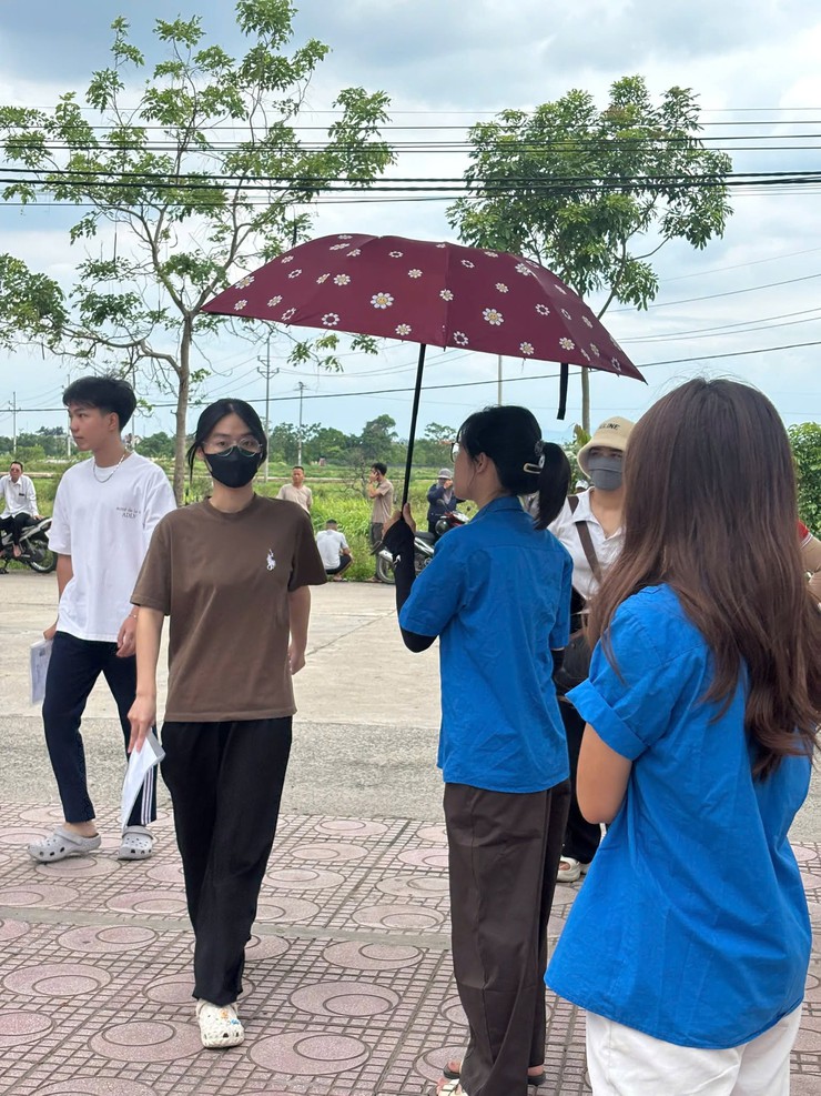Gần 700 thí sinh tham dự kỳ thi tốt nghiệp THPT tại điểm thi trường THPT Phúc Thọ- Ảnh 5.