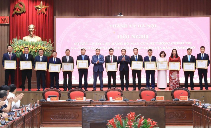 Xã Minh Châu vinh dự được Ban Thường vụ Thành ủy Hà Nội tặng Bằng khen sau một năm vận hành chính quyền địa phương hai cấp.- Ảnh 2.