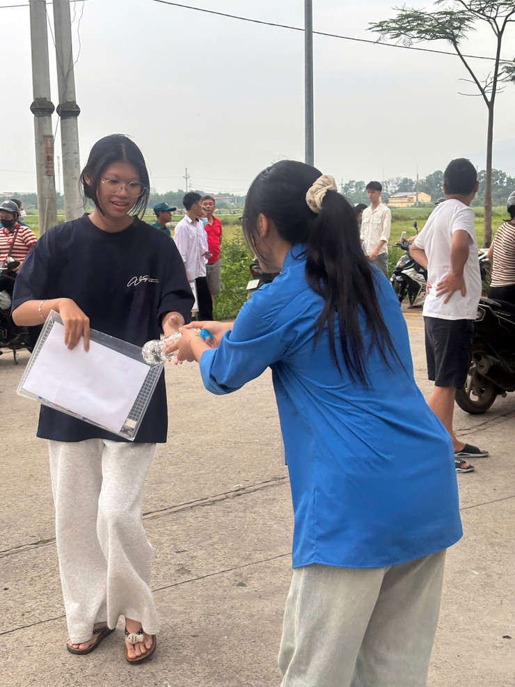 Gần 700 thí sinh tham dự kỳ thi tốt nghiệp THPT tại điểm thi trường THPT Phúc Thọ- Ảnh 1.