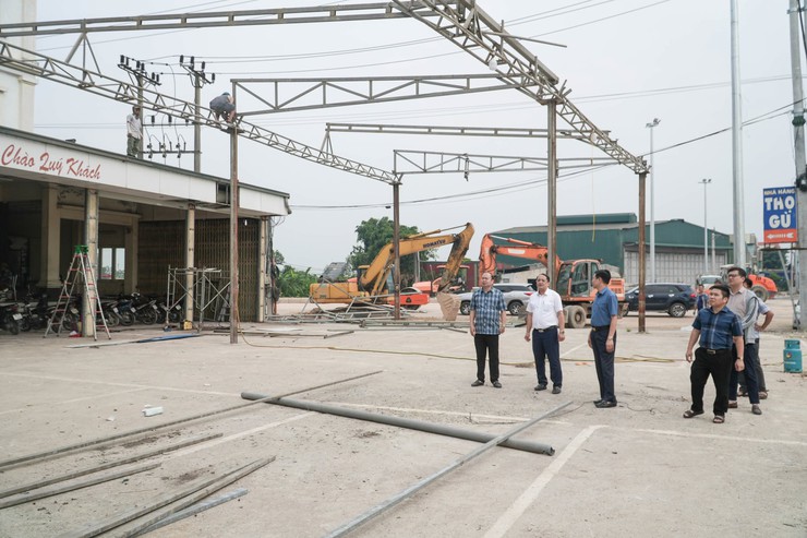 Lãnh đạo xã Chuyên Mỹ: Kiểm tra công tác di chuyển tháo dỡ công trình, tài sản bàn giao mặt bằng phục vụ thi công Dự án: Đường trục phía Nam tỉnh Hà Tây (đoạn qua địa bàn xã Chuyên Mỹ

- Ảnh 1.