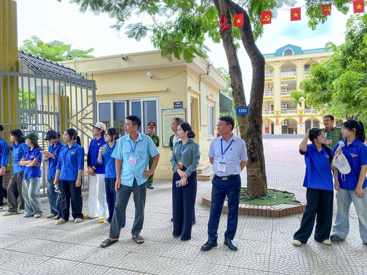 LÃNH ĐẠO XÃ THẠCH THẤT KIỂM TRA CÔNG TÁC TỔ CHỨC KỲ THI TỐT NGHIỆP THPT NĂM 2026 TẠI CÁC ĐIỂM THI- Ảnh 2.