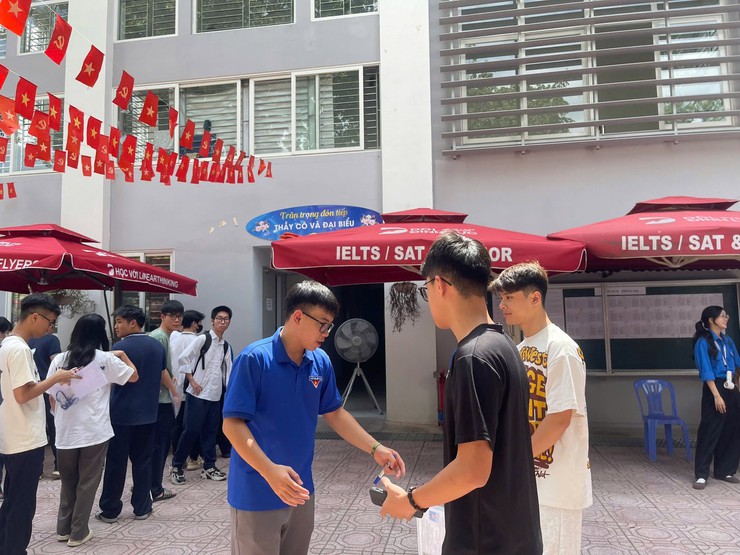 ĐỘI HÌNH TIẾP SỨC MÙA THI PHƯỜNG BẠCH MAI SẴN SÀNG ĐỒNG HÀNH CÙNG SĨ TỬ TRONG KỲ THI TỐT NGHIỆP THPT 2026- Ảnh 1.