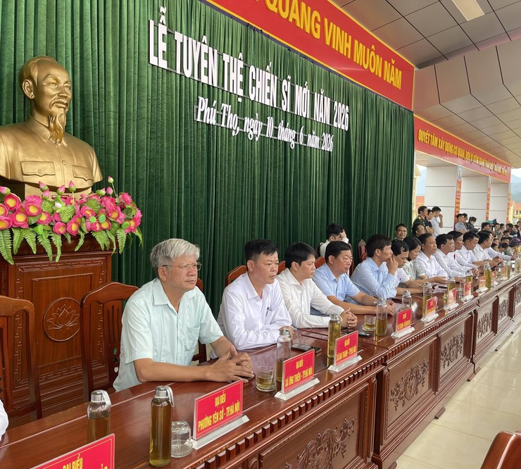 Xã Ứng Thiên, dự lễ tuyên thệ chiến sĩ, thăm hỏi, động viên tân binh nhập ngũ năm 2026 tại Trung đoàn 165- Ảnh 1.