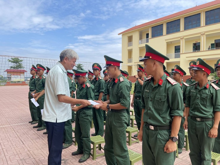 Xã Ứng Thiên, dự lễ tuyên thệ chiến sĩ, thăm hỏi, động viên tân binh nhập ngũ năm 2026 tại Trung đoàn 165- Ảnh 3.