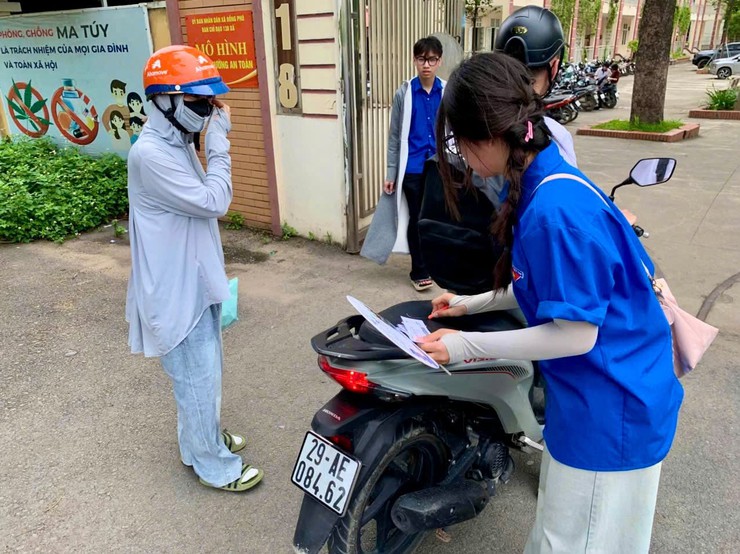 Tuổi trẻ xã Hòa Phú tiếp sức kỳ thi tốt nghiệp THPT năm 2026 tại trường THPT Chương Mỹ B- Ảnh 5.