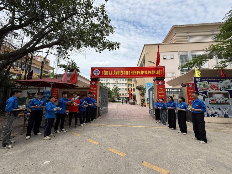 ĐỘI HÌNH TIẾP SỨC MÙA THI PHƯỜNG BẠCH MAI SẴN SÀNG ĐỒNG HÀNH CÙNG SĨ TỬ TRONG KỲ THI TỐT NGHIỆP THPT 2026- Ảnh 7.