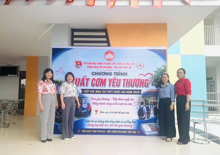 Lãnh đạo Uỷ ban MTTQ xã Ứng Hòa thăm, động viên các điểm thi và kiểm tra công tác tiếp sức mùa thi năm 2026- Ảnh 3.