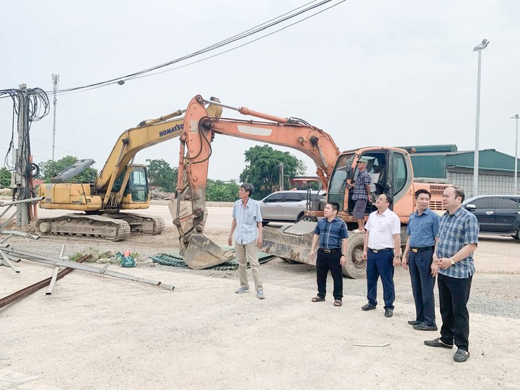 Lãnh đạo xã Chuyên Mỹ: Kiểm tra công tác di chuyển tháo dỡ công trình, tài sản bàn giao mặt bằng phục vụ thi công Dự án: Đường trục phía Nam tỉnh Hà Tây (đoạn qua địa bàn xã Chuyên Mỹ

- Ảnh 2.