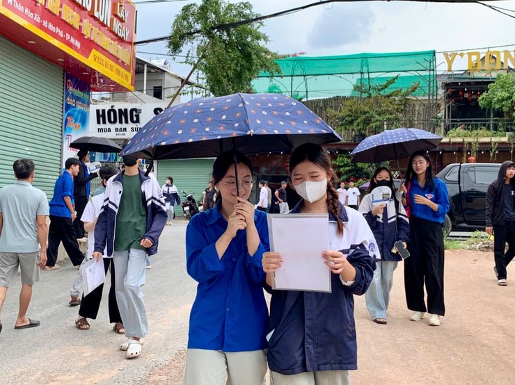 Tuổi trẻ xã Hòa Phú tiếp sức kỳ thi tốt nghiệp THPT năm 2026 tại trường THPT Chương Mỹ B- Ảnh 2.