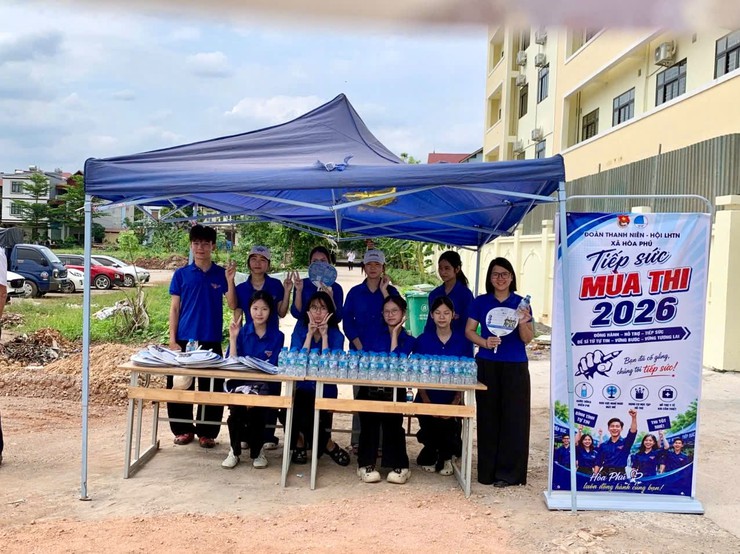 Tuổi trẻ xã Hòa Phú tiếp sức kỳ thi tốt nghiệp THPT năm 2026 tại trường THPT Chương Mỹ B- Ảnh 3.