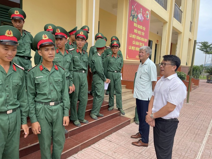 Xã Ứng Thiên, dự lễ tuyên thệ chiến sĩ, thăm hỏi, động viên tân binh nhập ngũ năm 2026 tại Trung đoàn 165- Ảnh 2.