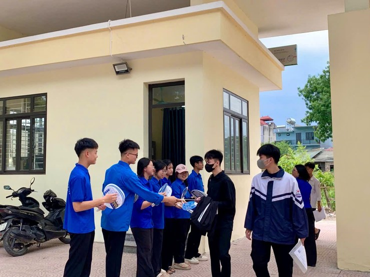 Tuổi trẻ xã Hòa Phú tiếp sức kỳ thi tốt nghiệp THPT năm 2026 tại trường THPT Chương Mỹ B- Ảnh 4.