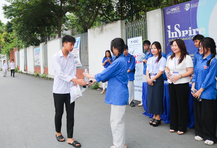 HƠN 1.680 THÍ SINH XÃ QUỐC OAI TỰ TIN BƯỚC VÀO NGÀY THI ĐẦU TIÊN KỲ THI TỐT NGHIỆP THPT NĂM 2026- Ảnh 9.