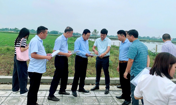 ĐOÀN CÔNG TÁC SỞ NÔNG NGHIỆP VÀ MÔI TRƯỜNG HÀ NỘI LÀM VIỆC, KIỂM TRA THỰC ĐỊA VỀ PHƯƠNG ÁN BỐ TRÍ CƠ SỞ GIẾT MỔ TẬP TRUNG TẠI XÃ PHÚC SƠN- Ảnh 1.