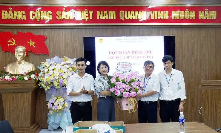 Lãnh đạo Uỷ ban MTTQ xã Ứng Hòa thăm, động viên các điểm thi và kiểm tra công tác tiếp sức mùa thi năm 2026- Ảnh 1.