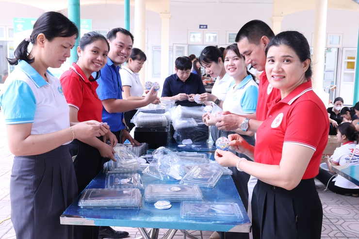 UB MTTQ và các đoàn thể xã Vân Đình: hỗ trợ hơn 300 suất cơm miễn phí tiếp sức thí sinh tại điểm thi Vân Đình- Ảnh 7.