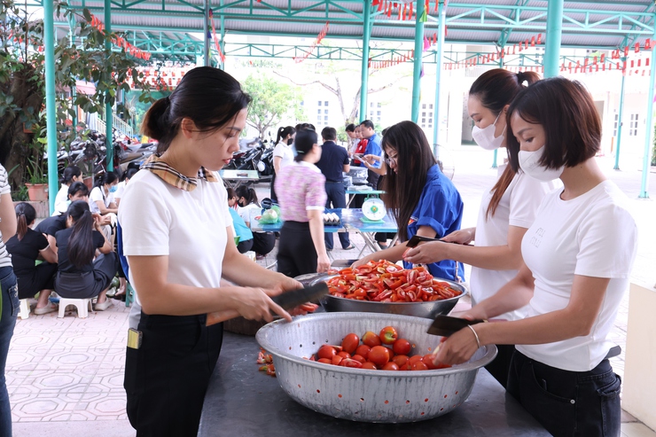 UB MTTQ và các đoàn thể xã Vân Đình: hỗ trợ hơn 300 suất cơm miễn phí tiếp sức thí sinh tại điểm thi Vân Đình- Ảnh 8.