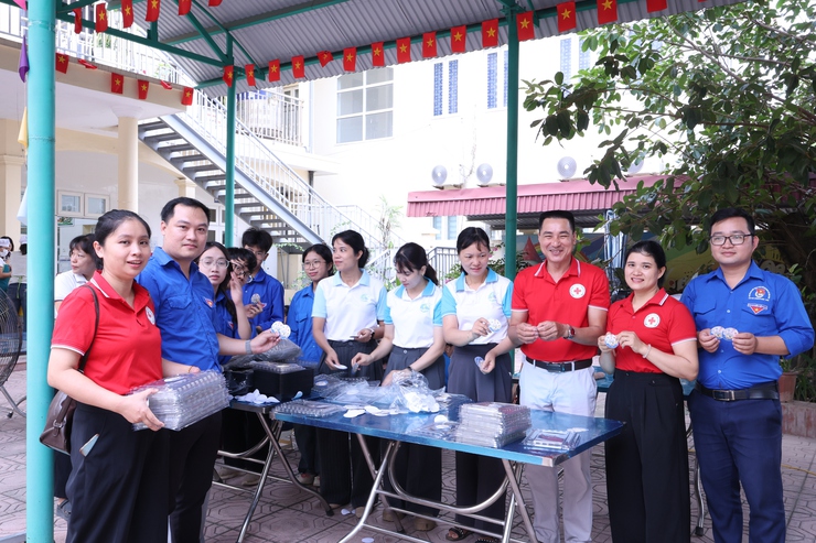UB MTTQ và các đoàn thể xã Vân Đình: hỗ trợ hơn 300 suất cơm miễn phí tiếp sức thí sinh tại điểm thi Vân Đình- Ảnh 10.