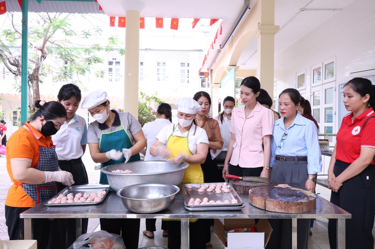 UB MTTQ và các đoàn thể xã Vân Đình: hỗ trợ hơn 300 suất cơm miễn phí tiếp sức thí sinh tại điểm thi Vân Đình- Ảnh 1.