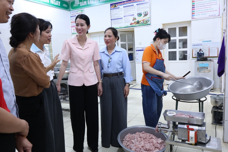 UB MTTQ và các đoàn thể xã Vân Đình: hỗ trợ hơn 300 suất cơm miễn phí tiếp sức thí sinh tại điểm thi Vân Đình- Ảnh 11.
