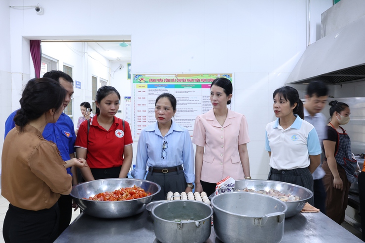 UB MTTQ và các đoàn thể xã Vân Đình: hỗ trợ hơn 300 suất cơm miễn phí tiếp sức thí sinh tại điểm thi Vân Đình- Ảnh 12.