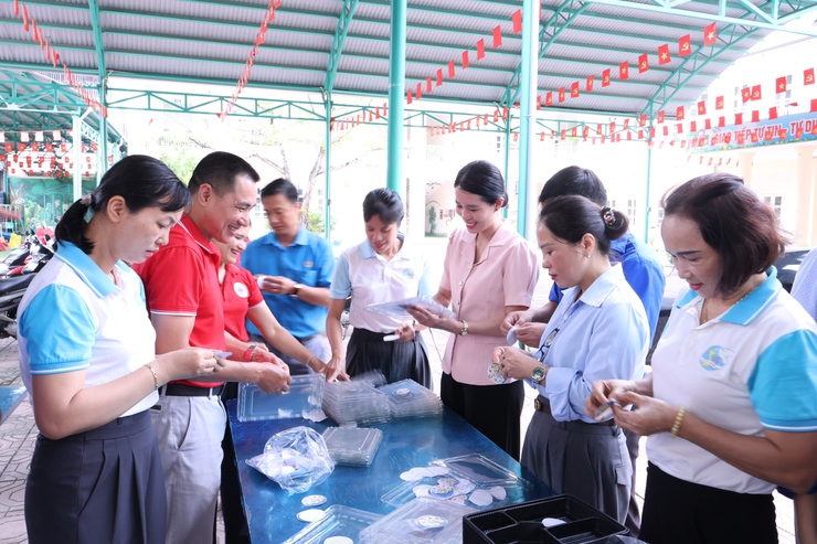 UB MTTQ và các đoàn thể xã Vân Đình: hỗ trợ hơn 300 suất cơm miễn phí tiếp sức thí sinh tại điểm thi Vân Đình- Ảnh 13.