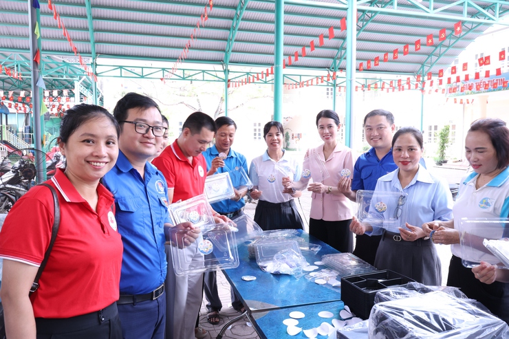 UB MTTQ và các đoàn thể xã Vân Đình: hỗ trợ hơn 300 suất cơm miễn phí tiếp sức thí sinh tại điểm thi Vân Đình- Ảnh 2.