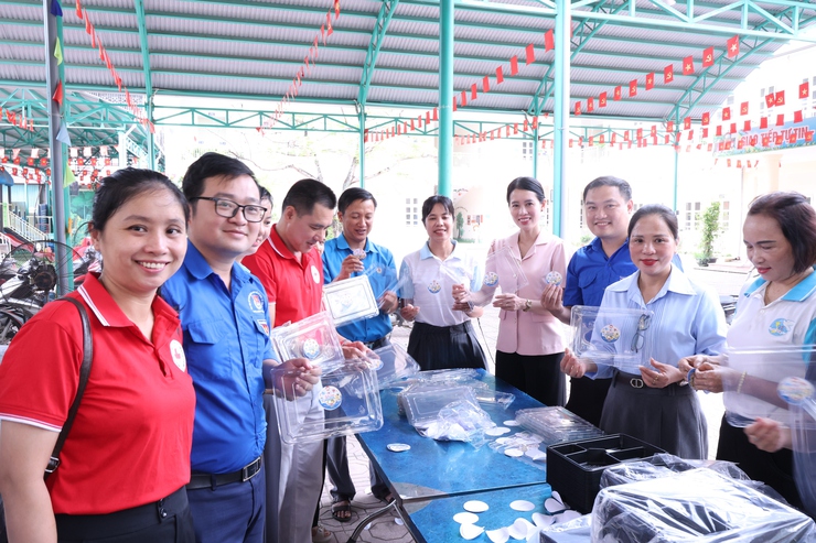 UB MTTQ và các đoàn thể xã Vân Đình: hỗ trợ hơn 300 suất cơm miễn phí tiếp sức thí sinh tại điểm thi Vân Đình- Ảnh 14.