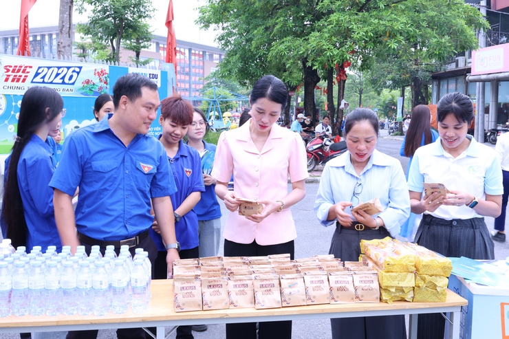 UB MTTQ và các đoàn thể xã Vân Đình: hỗ trợ hơn 300 suất cơm miễn phí tiếp sức thí sinh tại điểm thi Vân Đình- Ảnh 15.