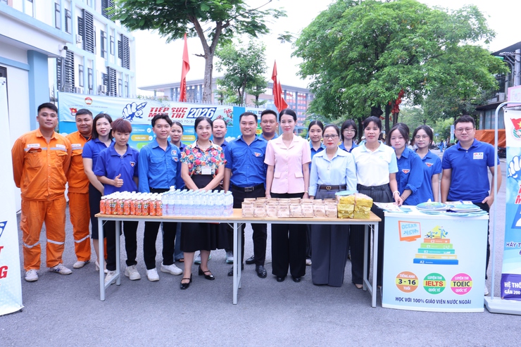 UB MTTQ và các đoàn thể xã Vân Đình: hỗ trợ hơn 300 suất cơm miễn phí tiếp sức thí sinh tại điểm thi Vân Đình- Ảnh 4.
