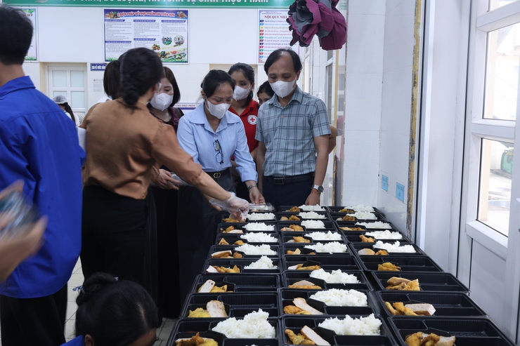 UB MTTQ và các đoàn thể xã Vân Đình: hỗ trợ hơn 300 suất cơm miễn phí tiếp sức thí sinh tại điểm thi Vân Đình- Ảnh 3.