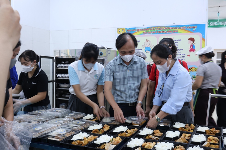 UB MTTQ và các đoàn thể xã Vân Đình: hỗ trợ hơn 300 suất cơm miễn phí tiếp sức thí sinh tại điểm thi Vân Đình- Ảnh 16.