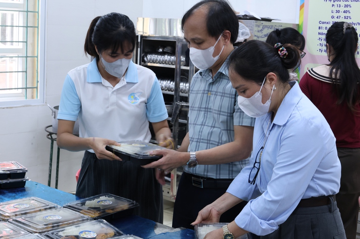 UB MTTQ và các đoàn thể xã Vân Đình: hỗ trợ hơn 300 suất cơm miễn phí tiếp sức thí sinh tại điểm thi Vân Đình- Ảnh 17.