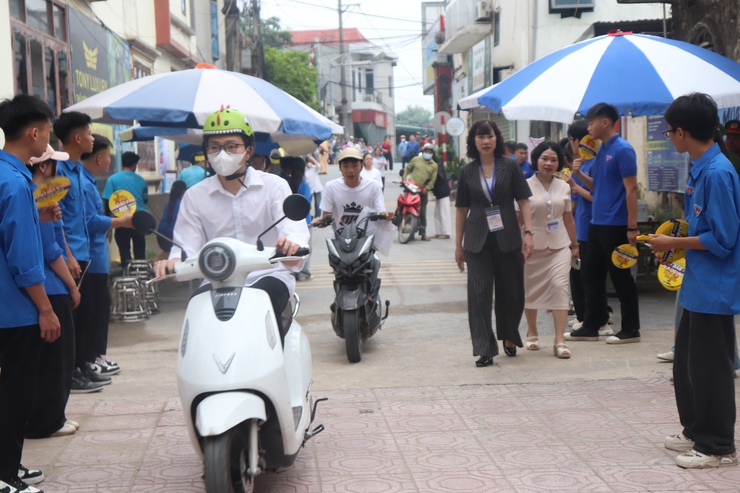 Phú Xuyên: hơn 1.100 thí sinh tự tin bước vào môn thi đầu tiên kỳ thi tốt nghiệp THPT năm 2026- Ảnh 3.