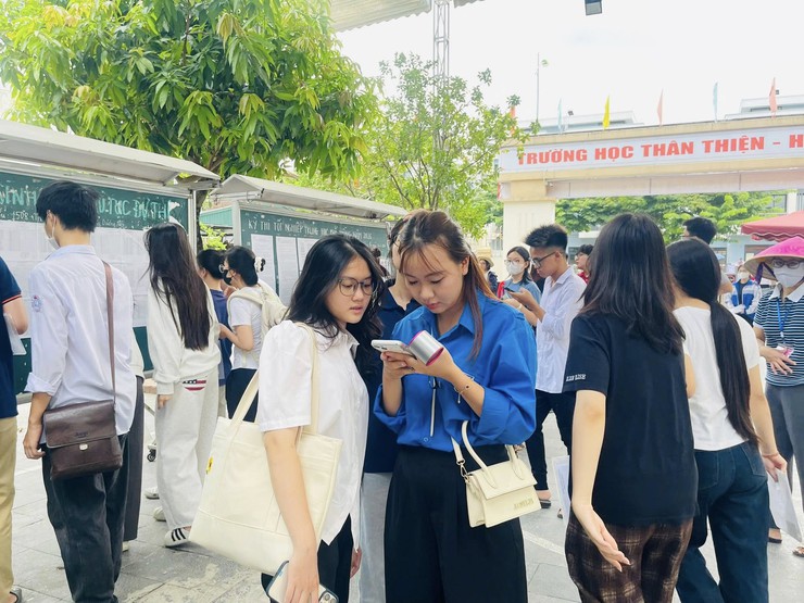 Gần 2.200 thí sinh làm thủ tục dự thi tốt nghiệp THPT 2026 tại 3 điểm thi trên địa bàn phường Dương Nội- Ảnh 2.