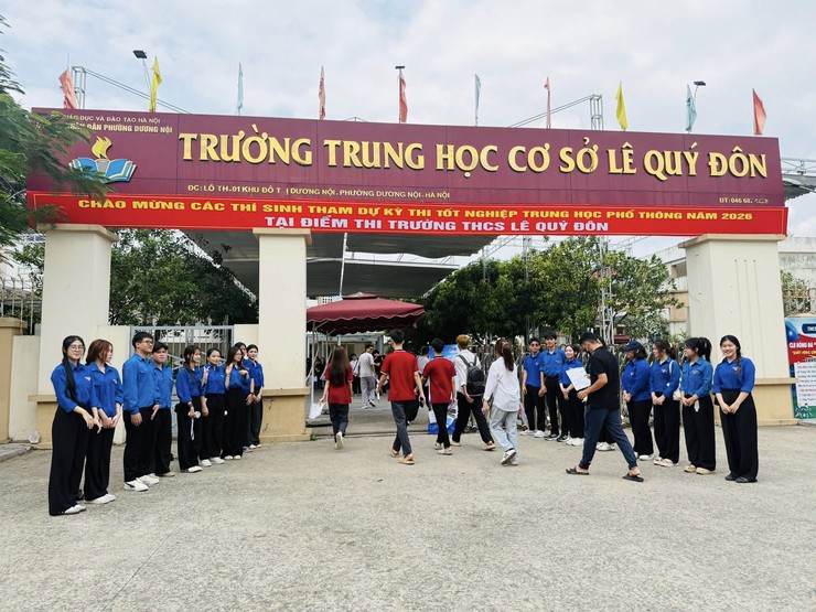 Gần 2.200 thí sinh làm thủ tục dự thi tốt nghiệp THPT 2026 tại 3 điểm thi trên địa bàn phường Dương Nội- Ảnh 1.