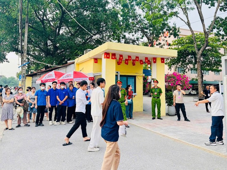 XÃ PHÙ ĐỔNG CHUNG TAY ĐẢM BẢO AN NINH, TRẬT TỰ VÀ HỖ TRỢ THÍ SINH THAM DỰ KỲ THI TỐT NGHIỆP THPT NĂM 2026- Ảnh 4.
