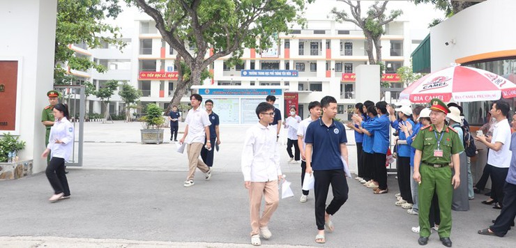 XÃ PHÙ ĐỔNG CHUNG TAY ĐẢM BẢO AN NINH, TRẬT TỰ VÀ HỖ TRỢ THÍ SINH THAM DỰ KỲ THI TỐT NGHIỆP THPT NĂM 2026- Ảnh 12.